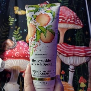 Bath and Body Works honeysuckle and peach Spritz
